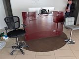 un homme debout devant une paroi vitrée