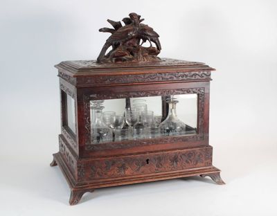 une vitrine sur laquelle est posé un oiseau