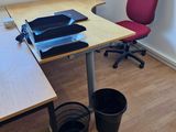 un bureau avec une chaise rouge et une autre chaise rouge à côté