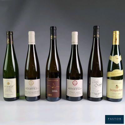 plusieurs bouteilles de vin sont alignées sur une table