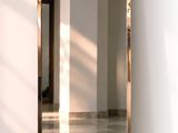 un miroir au milieu d'une pièce où se trouve un miroir accroché au mur