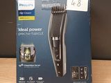 La tondeuse à cheveux Philips se trouve dans la boîte posée sur la table