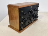 une radio à l'ancienne posée sur une table blanche