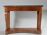 image d'une table en bois avec un plateau en marbre sur fond blanc
