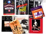 beaucoup de livres posés sur une surface blanche