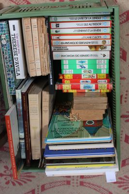 plusieurs livres empilés sur une étagère