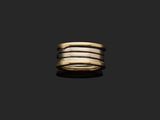 un gros plan d'une bague en or et en argent sur fond noir