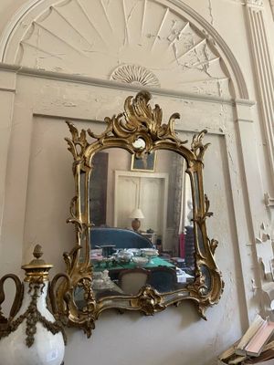 un miroir et un vase posés sur une table dans une pièce