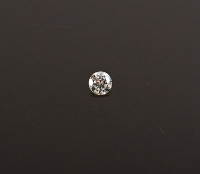 un seul diamant sur une surface noire