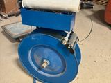 une machine bleue posée sur le sol
