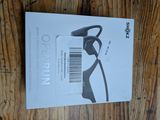 la boîte d'un casque audio posée sur un parquet