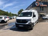 une camionnette blanche garée devant un bâtiment