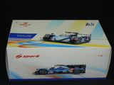 une boîte sur laquelle est représentée une voiture de course