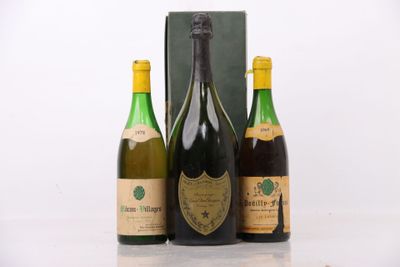 trois bouteilles de vin sont posées à côté d'une boîte sur une table