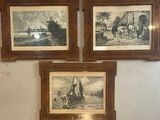 trois tableaux encadrés accrochés au mur d'une pièce
