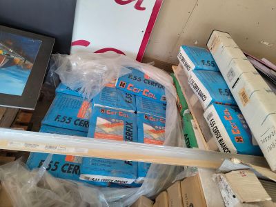 une pile de livres et d'autres objets dans une boîte