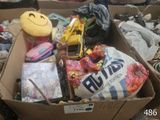 une boîte en carton remplie de jouets et d'autres objets