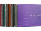 un tas de livres empilés les uns sur les autres sur une surface blanche