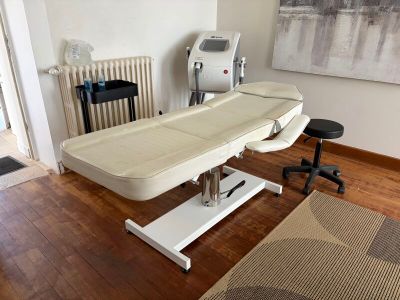 EPILATION LASER: entier mobilier comprenant: - Machine d'épi…