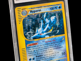 gros plan d'une carte pokemon dans un étui en plastique
