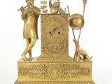 une horloge en or sur laquelle sont représentés un homme et une femme