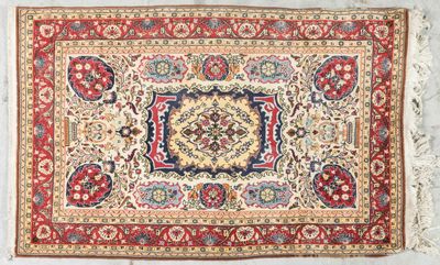 un gros plan d'un tapis rouge et bleu posé sur une surface blanche
