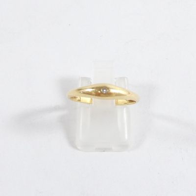 Gros plan sur une bague en or ornée d'un diamant