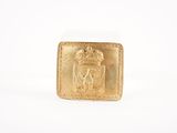 une image représentant une bague en or sur laquelle figurent des armoiries et une couronne