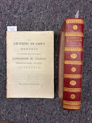 un vieux livre posé sur une table à côté d'un livre