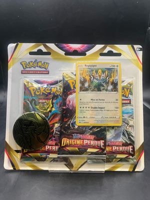une carte à collectionner Pokémon sur laquelle est posée une pièce de monnaie