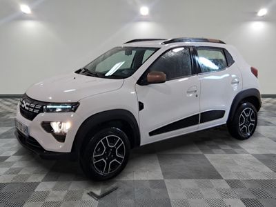 la voiture blanche est garée sur le sol à carreaux d'une pièce