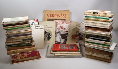 plusieurs livres sont empilés sur une table