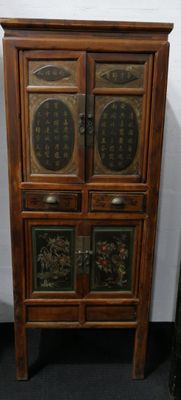 une commode en bois à quatre tiroirs, surmontée d'une horloge