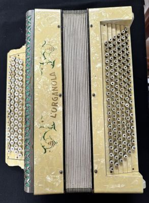 Accordéon L'ORGANOLA : 4 rangs, 120 basses. Années 30.