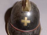 un casque orné d'une croix, posé sur une table