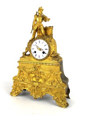 CURIOSITÉS: Pendule de cheminée en bronze doré figurant un c…