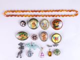 une image représentant un assortiment de bijoux posés sur une surface blanche