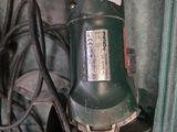 une photo d'une machine verte avec un numéro sur le côté