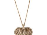 un pendentif en forme de cœur en diamant, monté sur une chaîne en or