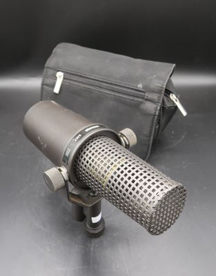 un micro posé sur une table à côté d'un sac