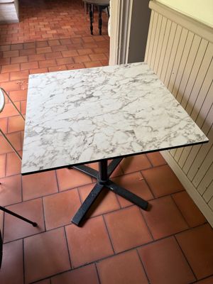 8 Table extérieure, blanche, dimension 70 par 70 par 78 cm d… - Photo 1