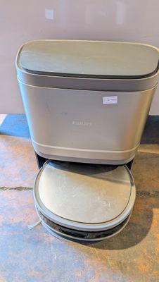 des toilettes posées sur une pile d'assiettes