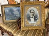 une photo d'un homme en smoking et une photo d'un homme en smoking assis sur une chaise