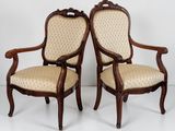 une paire de chaises anciennes à accoudoirs rembourrés