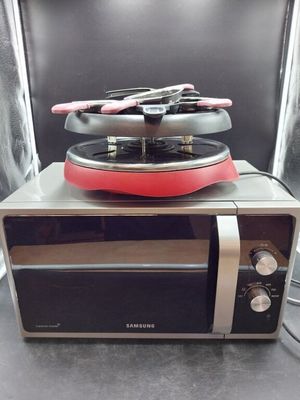 une photo d'un micro-ondes sur lequel est posé un plat
