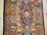 un grand tapis accroché au mur dans une pièce