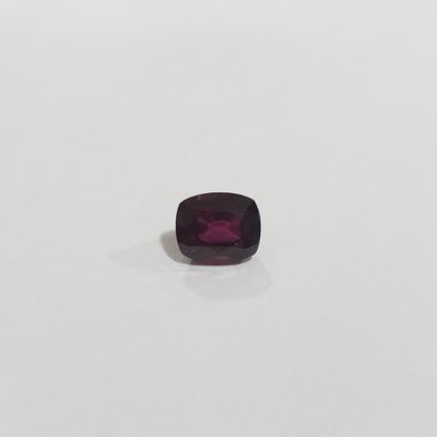 un saphir violet taillé en carré sur un fond blanc