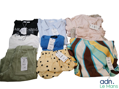 une pile de vêtements posée sur une table