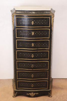 une commode noire et dorée avec un plateau en marbre