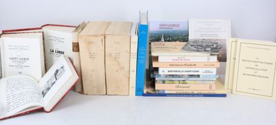 plusieurs livres sont empilés sur une table